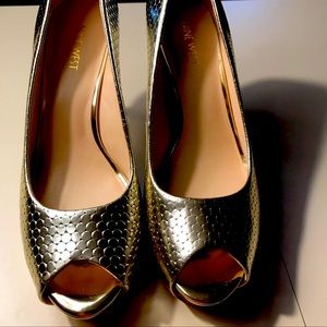 Brandnew new Nine West gold peep toe heels